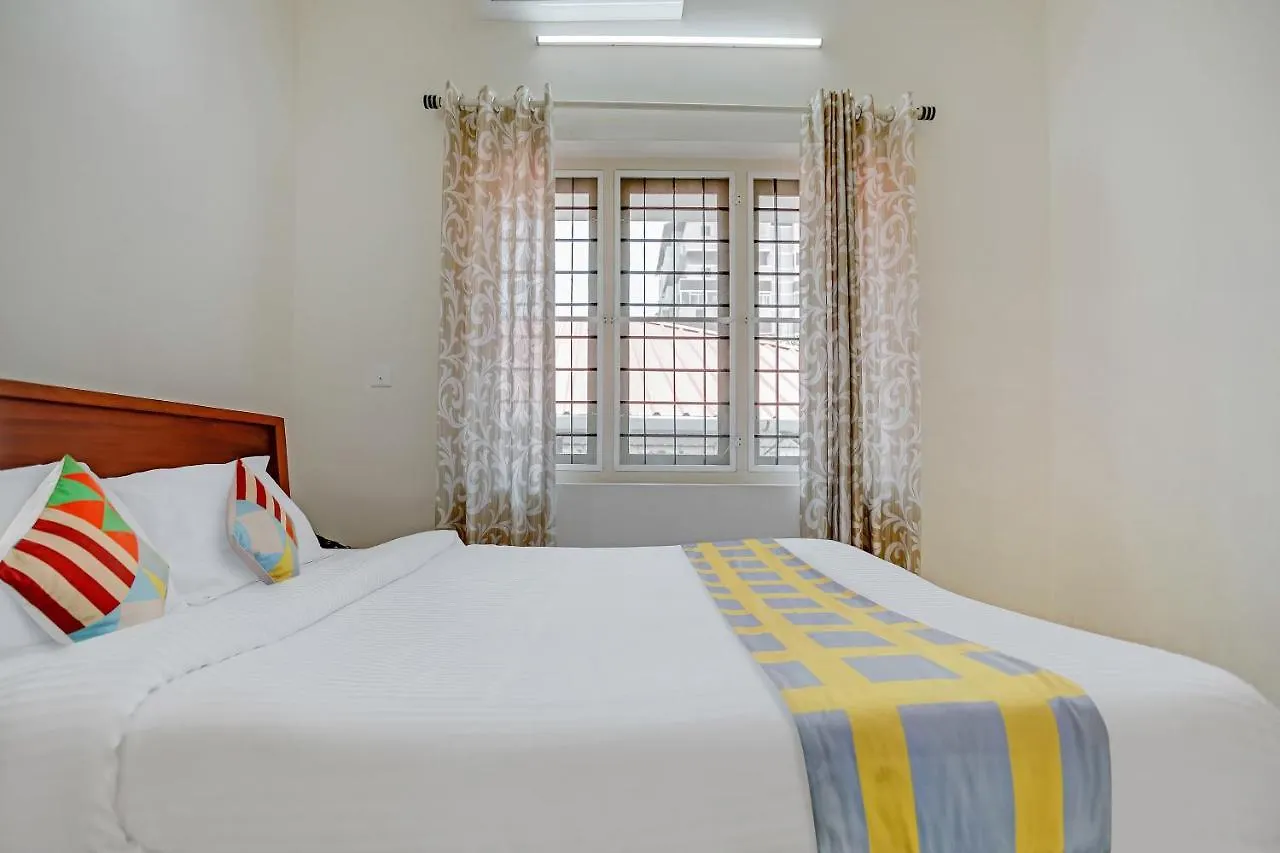 Oyo 81282 Ar Apartments Kochi Índia