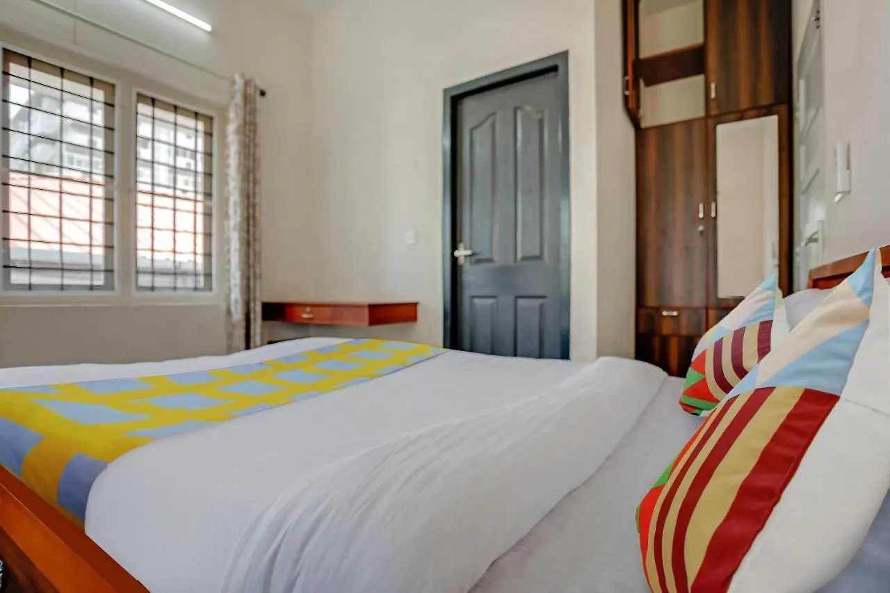 Oyo 81282 Ar Apartments Kochi 3*,